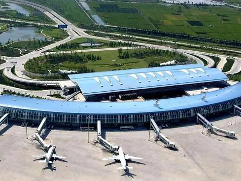 Tshav Dav Hlau Terminal nrog Hlau Ncej